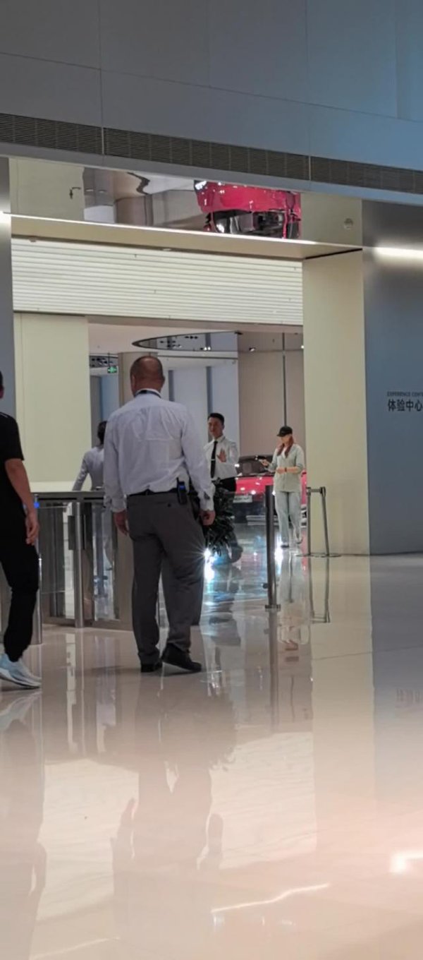 牛小散 网传比亚迪 CEO 王传福现身小米汽车工厂，雷军亲自陪同